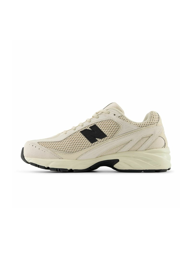 Beige atletiska sneakers med mesh-överkonstruktion, svarta detaljer, strukturerad sula för grepp och snörning. Utformad för komfort och stöd.