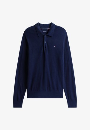 Polo à manches longues bleu marine en tissu doux en mélange de coton, avec une patte à deux boutons et un petit logo brodé sur la poitrine.