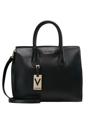 Sac à main en cuir noir Valentino avec doubles poignées supérieures, bandoulière amovible et plaque nominative avec logo Valentino en métal doré.