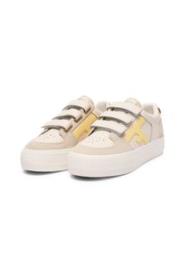 Baskets avec un dessus en cuir et daim beige crémeux, quincaillerie en argent, accents jaunes, embout perforé et une épaisse semelle en caoutchouc blanc.
