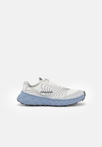 Weißer Sportschuh mit grauen Akzenten und blauer Zwischensohle, ausgestattet mit einem strukturierten Obermaterial und gewellten Mustern entlang der Seiten. Gummisohle für besseren Halt.