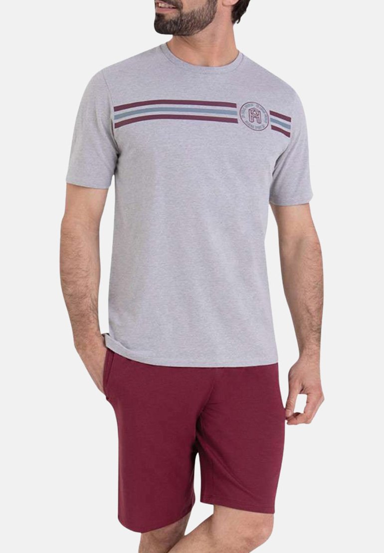 T-shirt gris à manches courtes avec des rayures horizontales bordeaux et bleues et un patch logo circulaire. Assorti avec un short bordeaux. Tissu en mélange de coton.