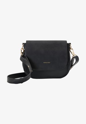 Borsa a tracolla in pelle nera con chiusura a patta, hardware dorato, tracolla regolabile e logo del marchio in rilievo sul fronte. Texture liscia.