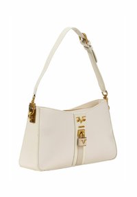 Valkoinen nahkainen käsilaukku, jossa on jämäkkä muoto, kultainen solki ja logoetus on edessä, sekä litteä säädettävä hihna.