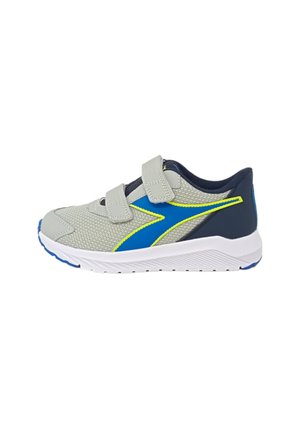 Scarpa sportiva grigia con accenti blu e gialli, tomaia in mesh, due cinturini in velcro, suola bianca e pannello laterale testurizzato.