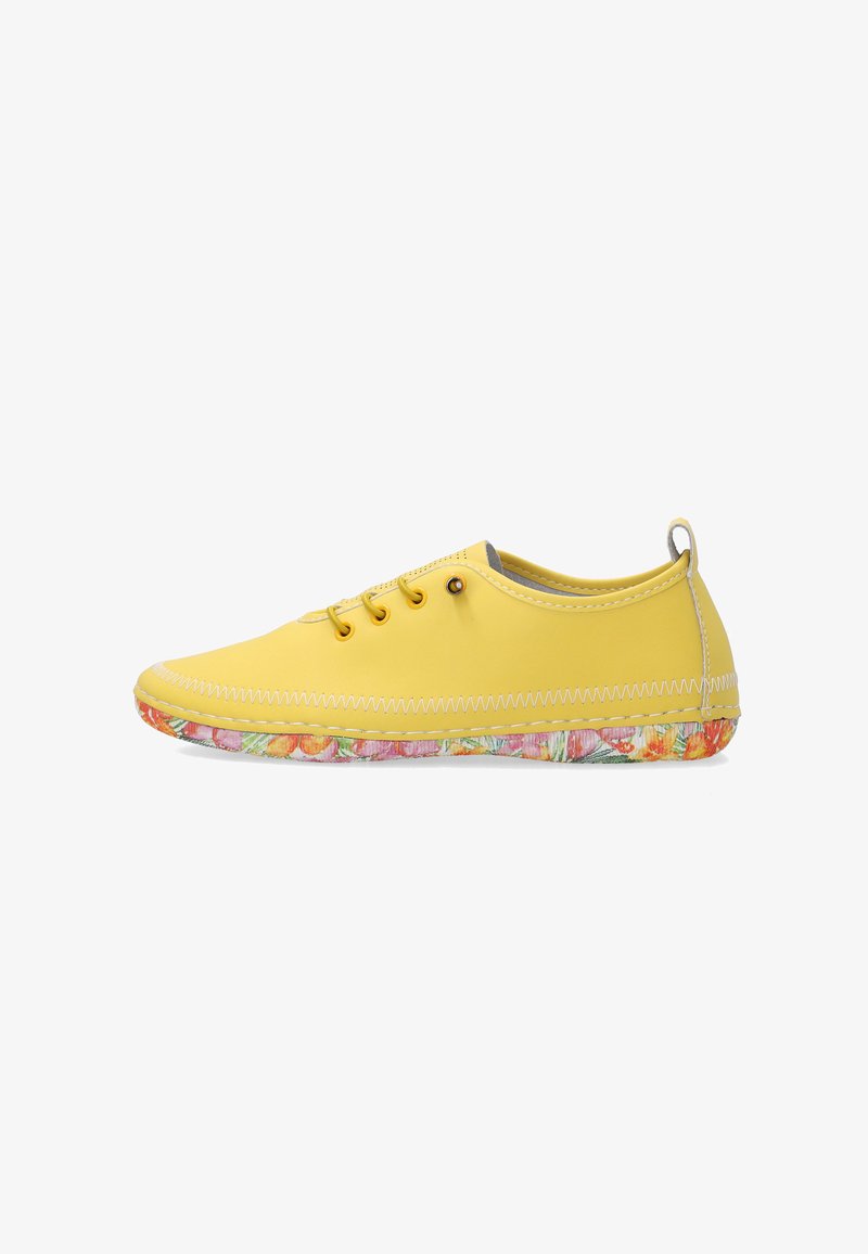 Gul lavtop sneaker med fire snørehuller, hvid zigzag-syning og en sål med blomstermønster på hvid baggrund.