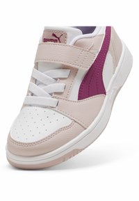 Sneaker in pelle rosa chiaro con dettagli bianchi, caratterizzata da una punta perforata, lacci e una fascia in velcro. Branding viola sul lato.