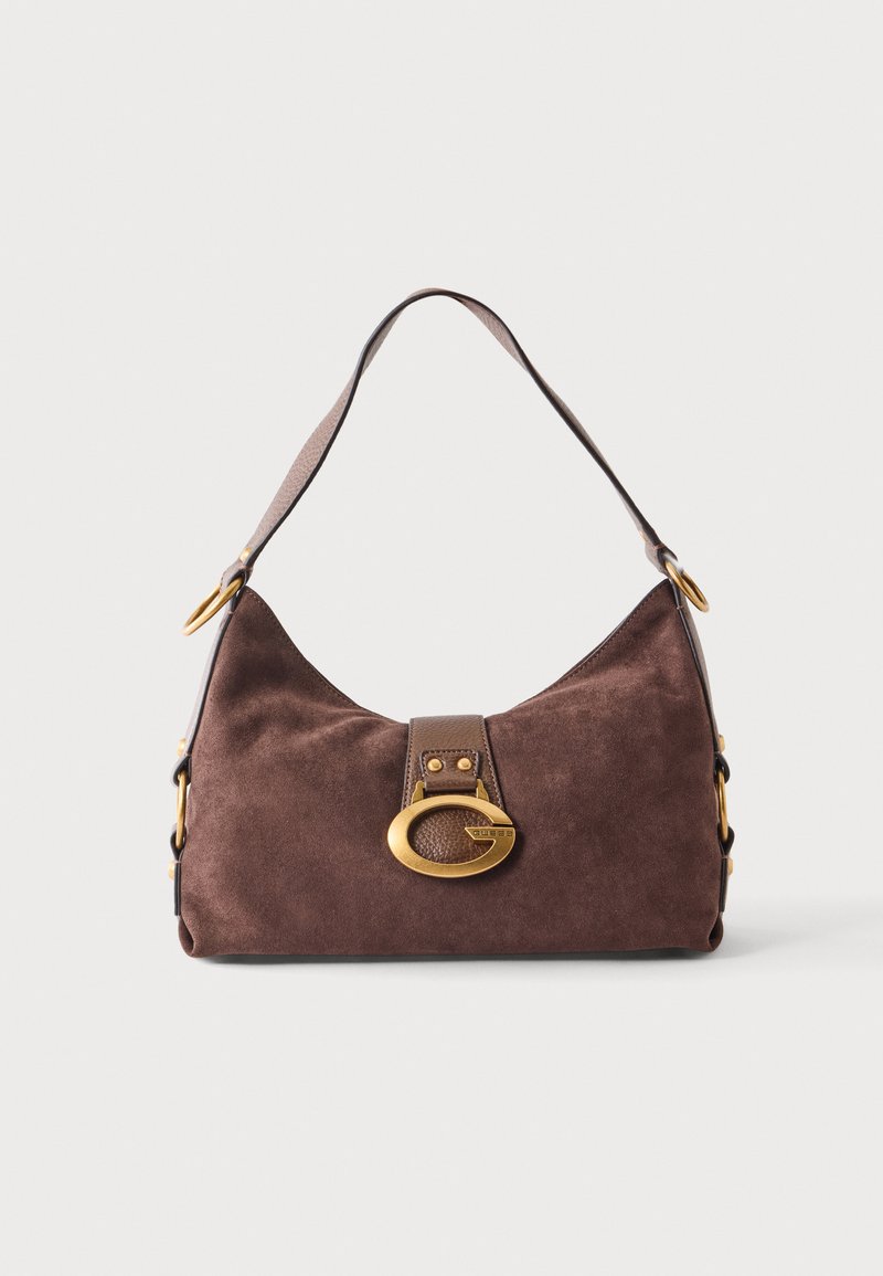 Sac à bandoulière en daim marron avec une large sangle et une grande boucle ovale dorée sur le devant, sur un fond clair uni.