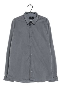 Chemise grise en tissu tissé à manches longues avec un col classique, une fermeture à boutons à l'avant et un ourlet incurvé. Présente une texture subtile et des accents sombres contrastants.
