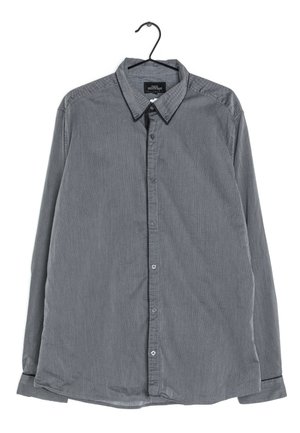 Camisa de manga larga tejida en gris con cuello clásico, cierre de botones en la parte frontal y dobladillo curved. Presenta una textura sutil y acentos oscuros contrastantes.