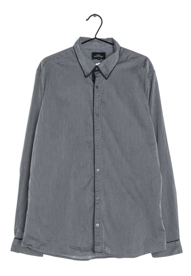 Chemise grise en tissu tissé à manches longues avec un col classique, une fermeture à boutons à l'avant et un ourlet incurvé. Présente une texture subtile et des accents sombres contrastants.