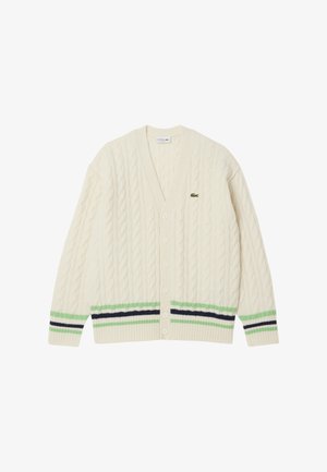 Cardigan crema de punto trenzado con escote en V, rayas verdes y marinas en el dobladillo, y un pequeño logo de Lacoste en el lado izquierdo del pecho. Seis botones en la parte delantera.