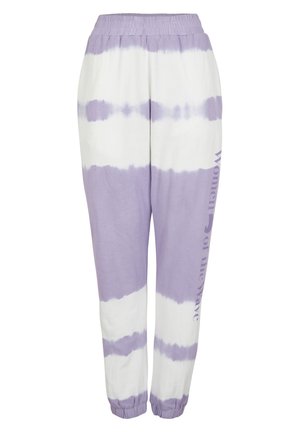 Lila-weiße Batik-Jogginghose mit elastischem Bund und Bündchen, mit vertikalem Schriftzug „Women of the Wave“ an einem Bein.