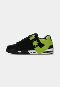 Schwarze Sneaker mit einem grünen Akzent und Sternmuster. Verfügt über ein strukturiertes Material, Schnürung vorne und sichtbare Luftpolsterung in der Sohle.