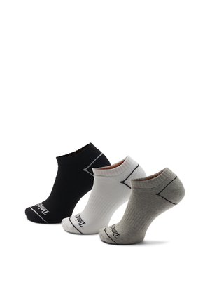 Tre par ankelsokker i sort, hvid og grå. Sokkerne er ribstrikkede, med kontrastfarvet syning og en logo på siden.