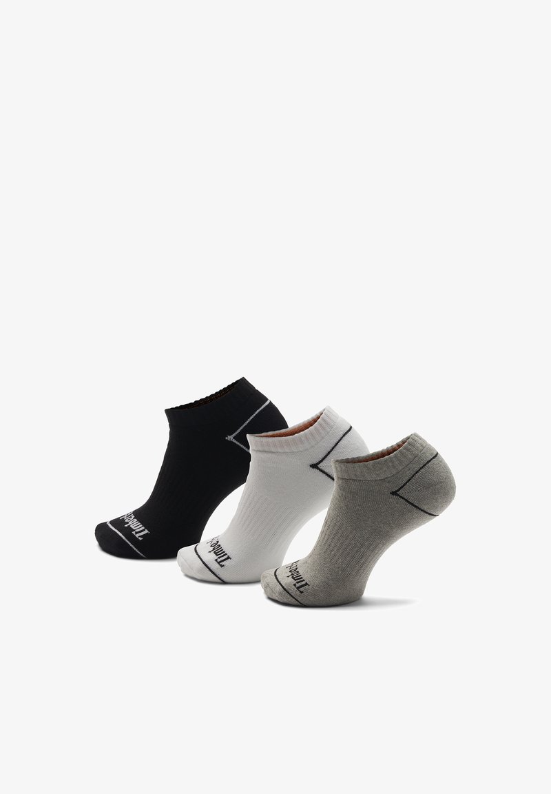 Trois paires de chaussettes basses en noir, blanc et gris. Les chaussettes sont côtelées, avec des coutures contrastantes et un logo sur le côté.