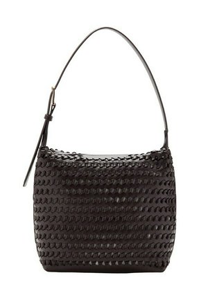 Bolso de hombro de cuero negro con patrón geométrico tejido y correa ajustable con hebilla dorada.