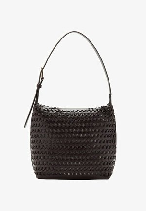 Bolso de hombro de cuero negro con patrón geométrico tejido y correa ajustable con hebilla dorada.