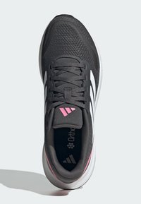 Czarny sportowy but z siateczkową cholewką, białymi paskami, różowymi akcentami i wyściełanym kołnierzem. Posiada amortyzowaną wkładkę oznaczoną napisem "Ortholite".