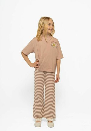 Jasnoróżowa koszulka z kwiatowym wzorem i krótkimi rękawami, zestawiona z beżowo-białymi, szerokimi spodniami. Miękka tkanina, luźny krój.