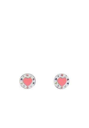 Pendientes de botón redondos con un corazón rosa en el centro, rodeado de letras multicolores y un borde en tono plateado.