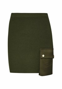 Mini-jupe en maille vert olive avec une taille haute et une grande poche à rabat avec bouton-pression en bas à droite.