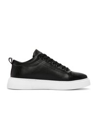 Sneaker in pelle nera con texture liscia, dotate di suola in gomma bianca, punta tonda e occhielli in metallo per i lacci.