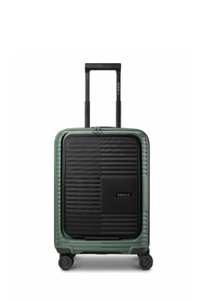 Maleta verde de carcasa rígida con bolsillo delantero negro, cuatro ruedas y mango telescópico extensible con la marca "REDOLZ".