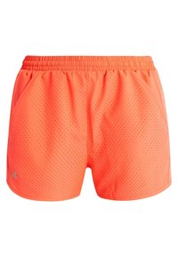 Neon pomarańczowe szorty sportowe z perforowaną teksturą, elastycznym paskiem w talii i bocznymi kieszeniami. Logo Under Armour w srebrnym kolorze po lewej stronie.