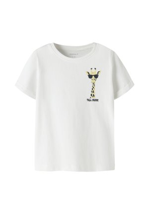 Camiseta blanca para niños con un gráfico de una jirafa con gafas de sol y el texto "TALL DUDE" en la parte superior izquierda del pecho.