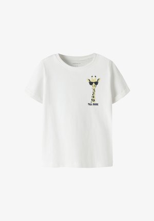 Camiseta blanca para niños con un gráfico de una jirafa con gafas de sol y el texto "TALL DUDE" en la parte superior izquierda del pecho.