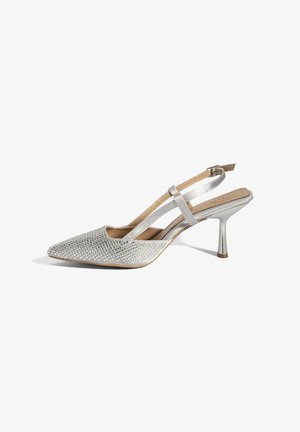 Silberner Slingback-Pumps mit spitzer Zehenpartie, verziert mit Strasssteinen, strukturiertem Obermaterial und elegantem Metallabsatz.