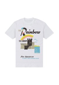 Vit T-shirt med en grafisk design som visar ett slott, en regnbåge och texten "DEN Regnbågen TILL EUROPA" med "PAN AMERICAN" nedanför i svart och blått.