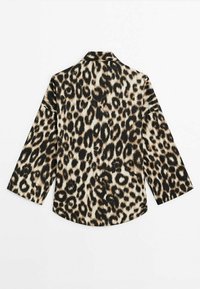 Chemise à manches longues avec motif léopard noir et marron, col étalé et ourlet droit, vue de dos sur fond blanc.