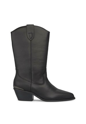 Botte de cowboy en cuir noir avec un bout pointu et un talon block de hauteur intermédiaire. Elle possède un col supérieur courbé et des coutures discrètes le long des côtés.