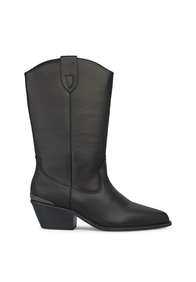 Czarne skórzane kowbojskie buty z wężowym czubkiem i średnim, blokowym obcasem. Posiadają zakrzywioną górę cholewy oraz subtelne przeszycia po bokach.