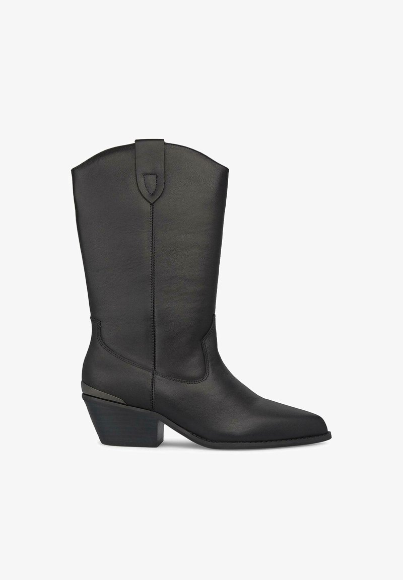 Botte de cowboy en cuir noir avec un bout pointu et un talon block de hauteur intermédiaire. Elle possède un col supérieur courbé et des coutures discrètes le long des côtés.
