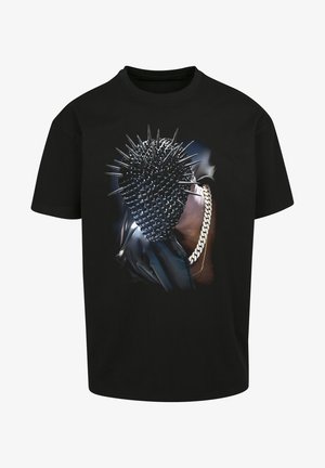 Camiseta negra con un gráfico de cabeza con púas y un acento de cadena. Manga corta y corte clásico. Diseño audaz con una textura brillante.
