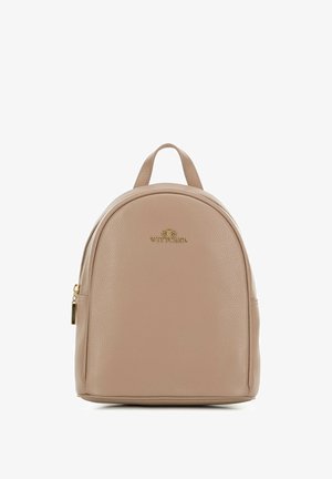 Zaino in pelle beige con forma arrotondata, superficie testurizzata, dettagli in metallo color oro e manico superiore. Presenta una chiusura con zip e il logo del marchio.