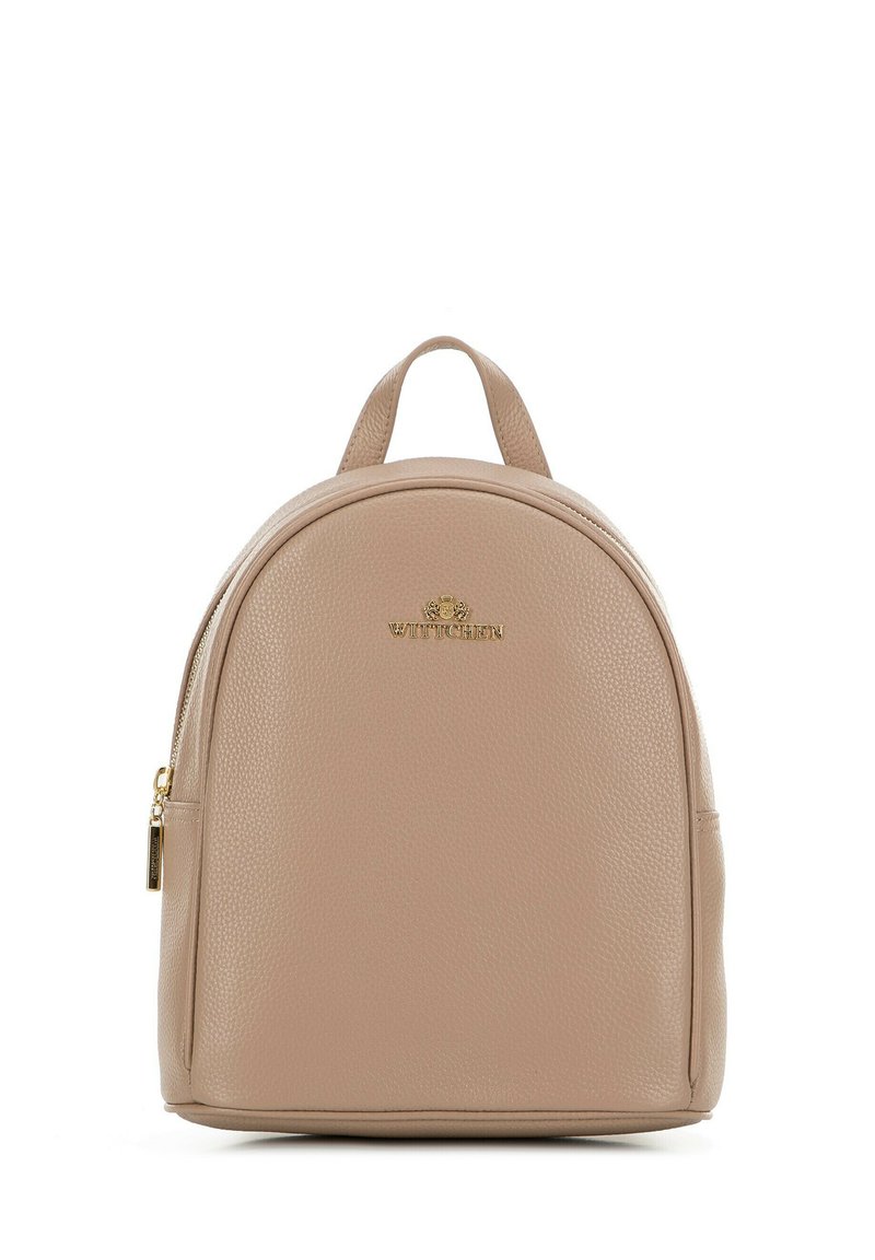 Zaino in pelle beige con forma arrotondata, superficie testurizzata, dettagli in metallo color oro e manico superiore. Presenta una chiusura con zip e il logo del marchio.