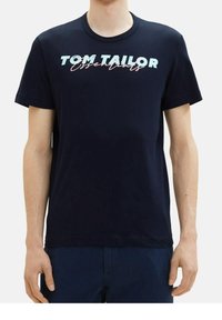 Námořnická modrá bavlněná tričko s krátkým rukávem; zdobeno bílým a pastelovým textem "TOM TAILOR Essentials" v grafickém písmu.