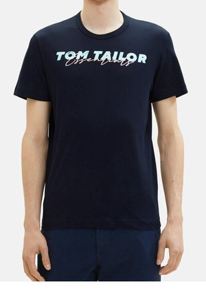 T-shirt en coton bleu marine à manches courtes ; présente le texte en blanc et pastel "TOM TAILOR Essentials" dans une police graphique.