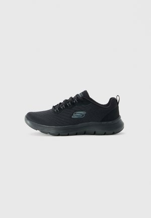 Czarny sportowy sneaker ze sznurowaniem, logo marki po boku, wyściełany kołnierz i gruba amortyzowana podeszwa na szarym tle.