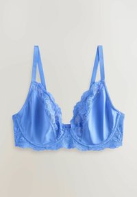 Soutien-gorge en satin bleu avec des bordures en dentelle délicate, doté de bretelles ajustables et d'un décolleté plongeant.
