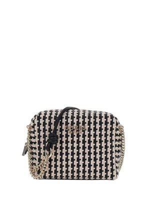 Borsa a tracolla intrecciata in bianco e nero con catena dorata, dotata di chiusura con zip, superficie testurizzata e una placca con logo sul davanti.