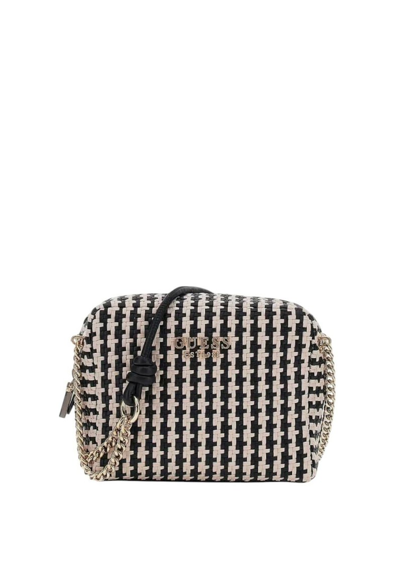 Borsa a tracolla intrecciata in bianco e nero con catena dorata, dotata di chiusura con zip, superficie testurizzata e una placca con logo sul davanti.