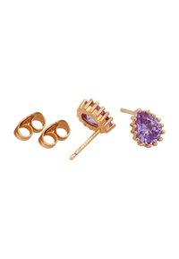 Tre paia di orecchini: un paio in oro rosa con un design rotondo e altri due che presentano pietre a goccia viola incastonate in montature dorate.