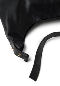 Zwarte leren handtas met een gladde textuur, voorzien van een gouden hardware detail op de riem en een verstelbare zwarte leren handgreep.