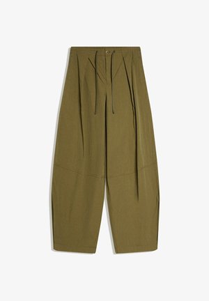 Szerokie spodnie w kolorze oliwkowej zieleni z wysokim stanem, plisami z przodu, zapięciem na guziki i sznurek oraz przeszyciem nad kolanami.