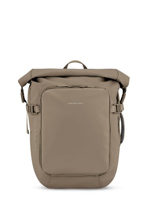 Taupe Rolltop-Rucksack mit vorderer Reißverschlusstasche und seitlichen Schnallen, mit kleinen "Kapten & Son" Logos vorne und seitlich.